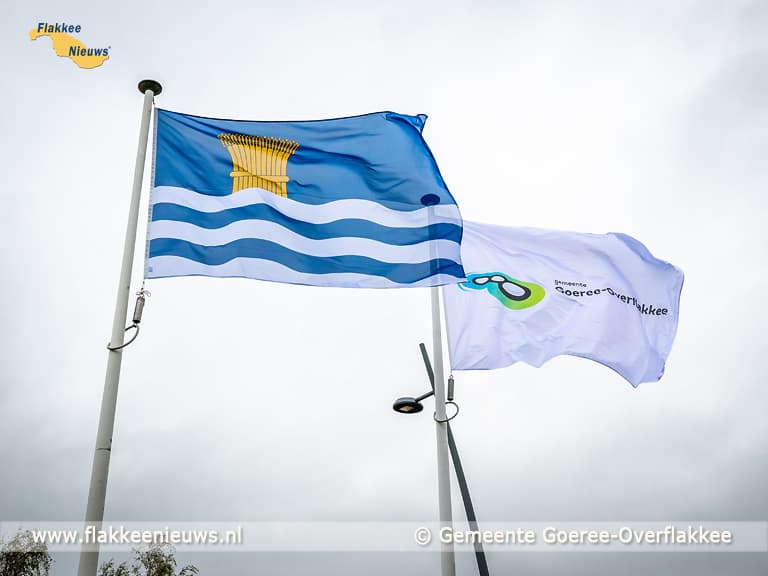 Eerste nieuwe gemeentevlag Goeree-Overflakkee gehesen door burgemeester