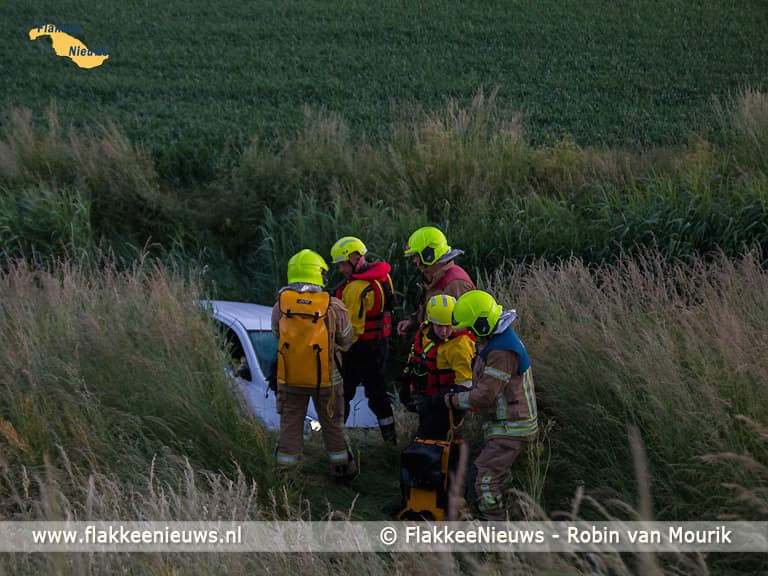 Auto in de sloot aan de Heerendijk in Oude-Tonge