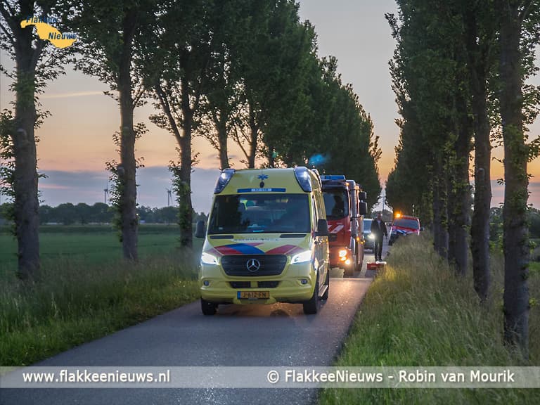 Auto in de sloot aan de Heerendijk in Oude-Tonge