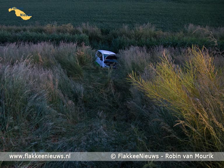 Auto in de sloot aan de Heerendijk in Oude-Tonge