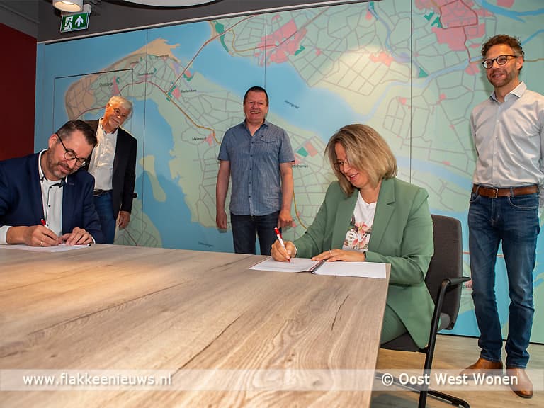 SchuldHulpMaatje en Oost West Wonen tekenen overeenkomst