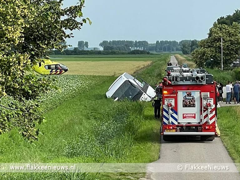 Autobus in de sloot bij Achthuizen