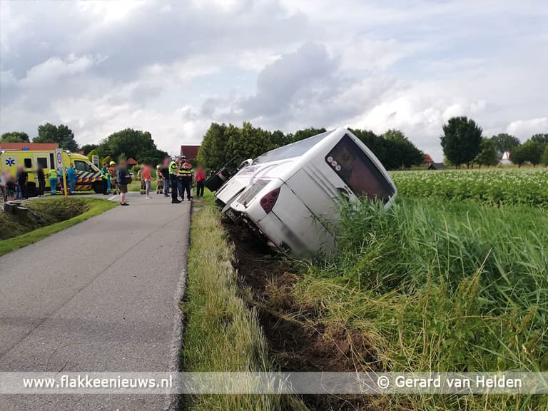 Autobus in de sloot bij Achthuizen