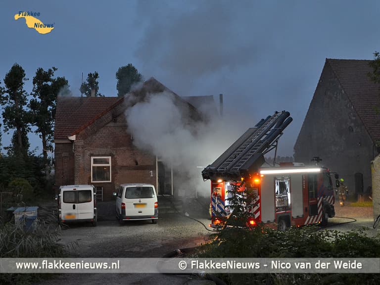 Brand bij boerderij in polder van Oude-Tonge