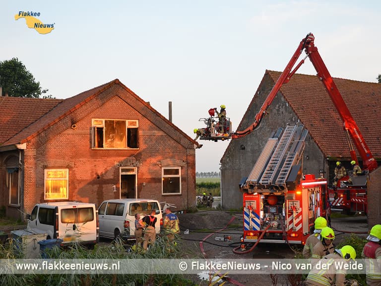 Brand bij boerderij in polder van Oude-Tonge