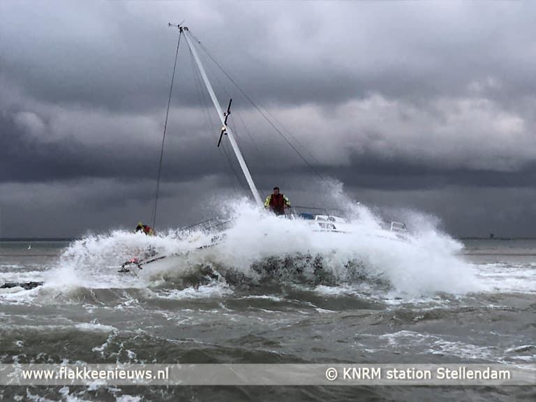 Zeiljacht in problemen voor de kust van Goeree