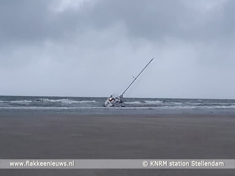 Zeiljacht in problemen voor de kust van Goeree