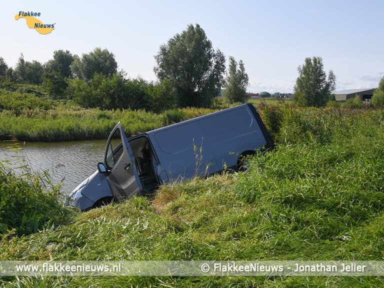 Busje in de sloot en fietser gewond