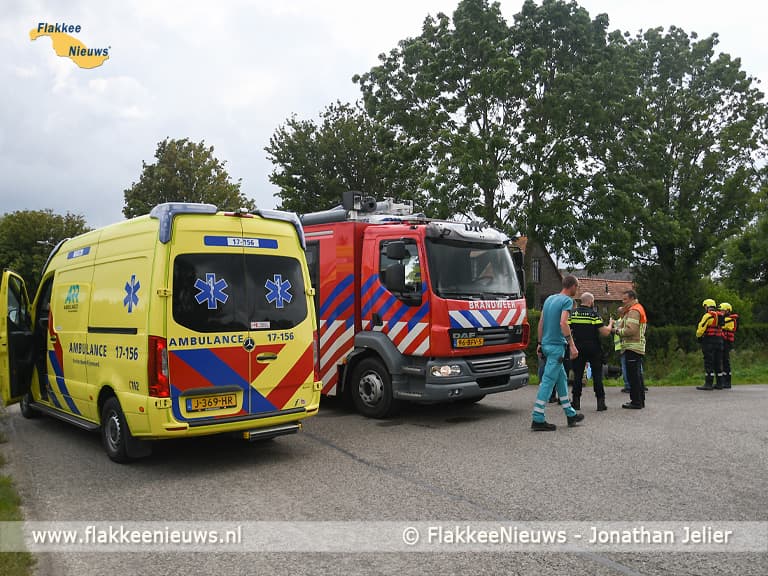 Auto met twee kinderen in de sloot