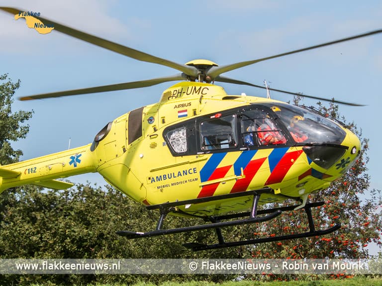 Man valt door dak van loods