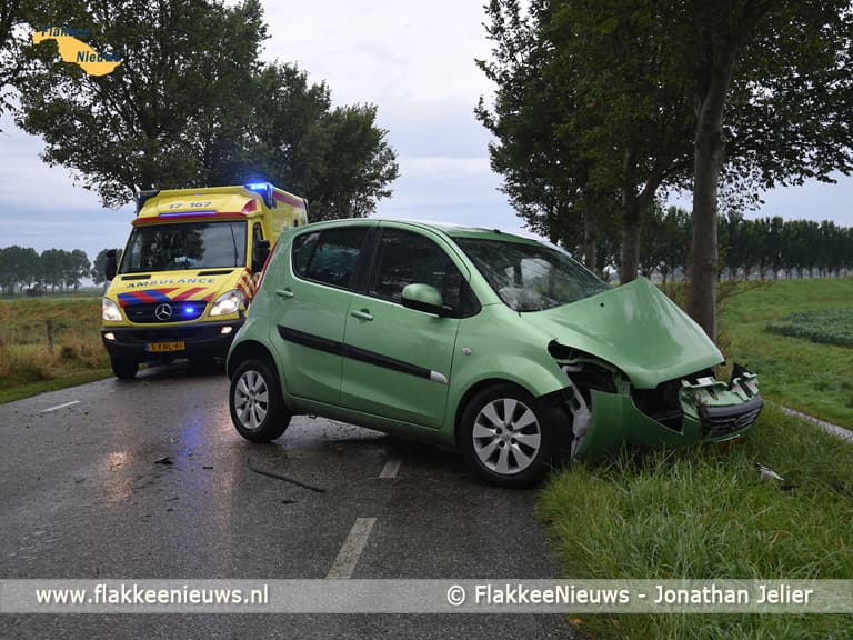 Auto tegen boom, bestuurster naar ziekenhuis