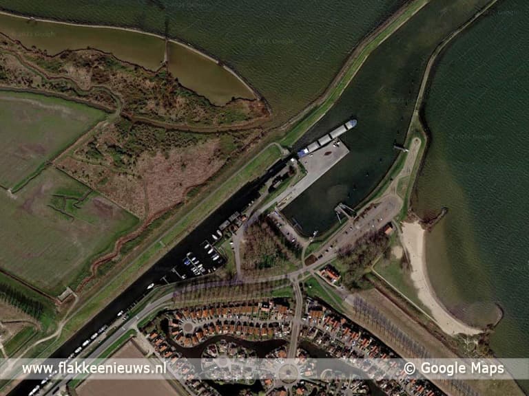 Voorbereiding voor noodopvang asielzoekers op schip bij Middelharnis