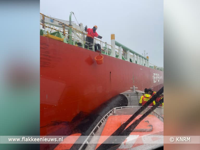 KNRM bezorgt kerstbroden en kindertekeningen per reddingboot