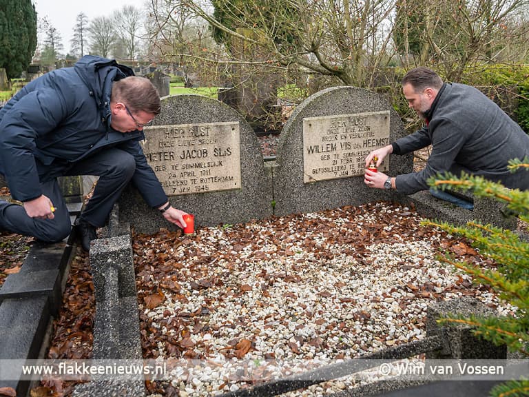 Wethouder Berend Jan Bruggeman ontsteekt lichtjes bij oorlogsgraven