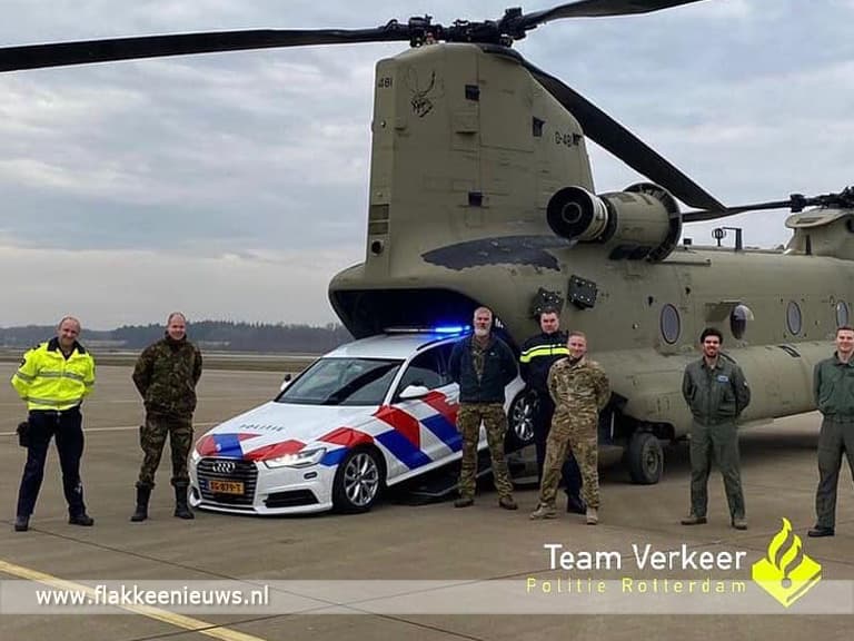 Verkeerspolitie rijdt dienstauto Chinook-helikopter binnen