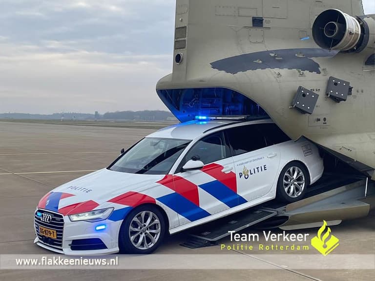 Verkeerspolitie rijdt dienstauto Chinook-helikopter binnen