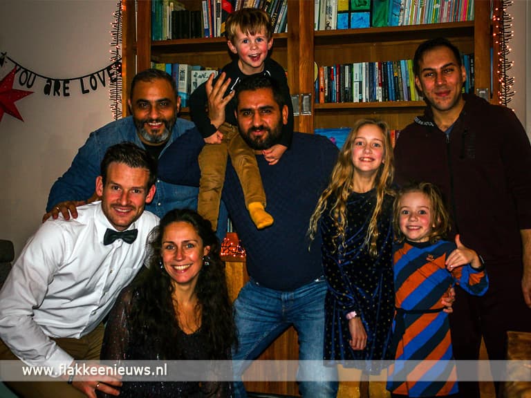 Vluchtelingen warm welkom geheten aan de kerstmaaltijd