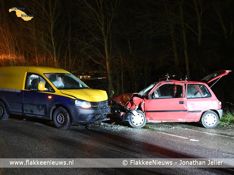 Twee gewonden bij frontale aanrijding