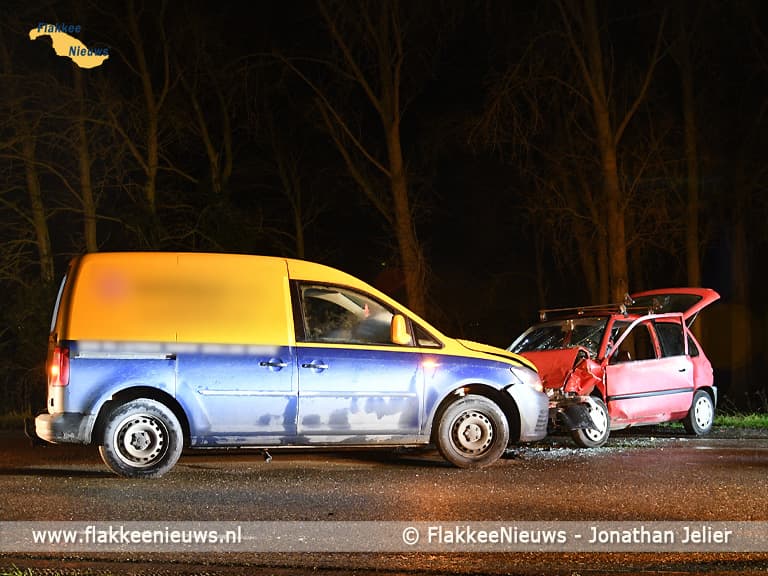 Twee gewonden bij frontale aanrijding