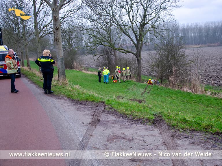 Auto van de dijk in polder Sommelsdijk