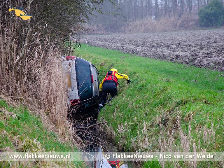 Auto van de dijk in polder Sommelsdijk