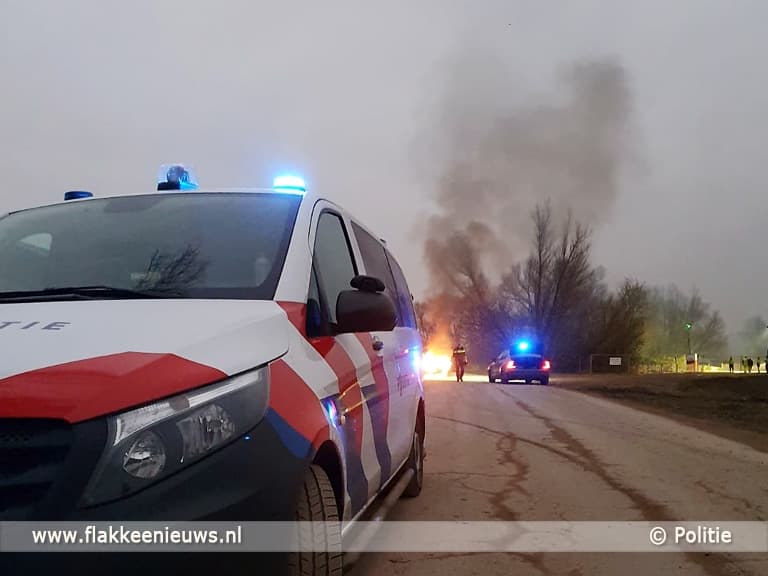 (update) Voertuig vliegt in brand na aanrijding met politieauto