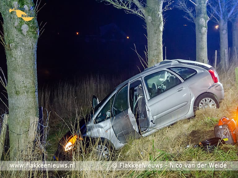 Automobilist ernstig gewond geraakt in polder nabij Dirksland