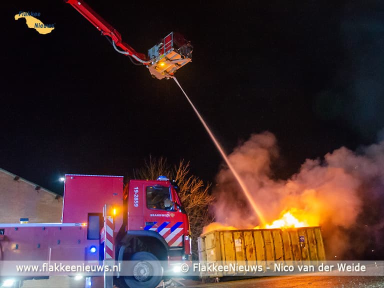 Brandweer voorkomt brandoverslag naar schuur in Oude-Tonge