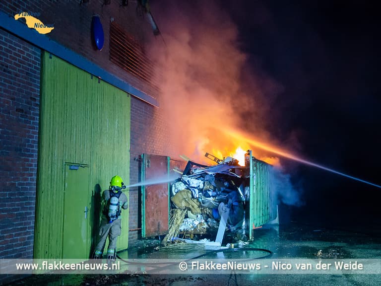 Brandweer voorkomt brandoverslag naar schuur in Oude-Tonge