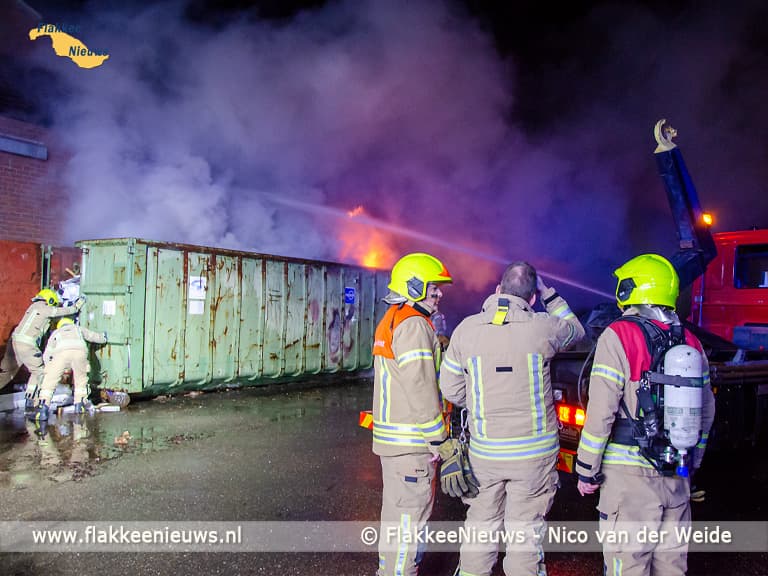 Brandweer voorkomt brandoverslag naar schuur in Oude-Tonge