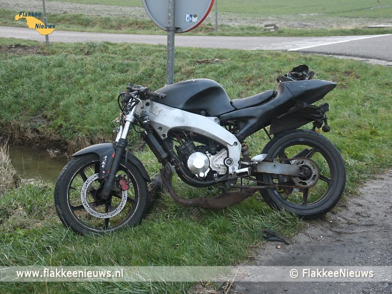 Auto uit de bocht in Melissant en brommer onderuit in Middelharnis