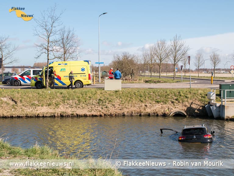 Auto te water in Middelharnis