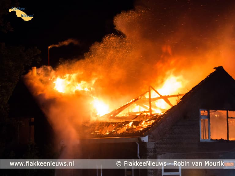 Grote uitslaande brand bij Oude-Tonge
