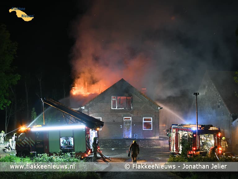 Grote uitslaande brand bij Oude-Tonge