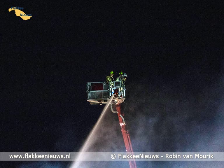 Grote uitslaande brand bij Oude-Tonge