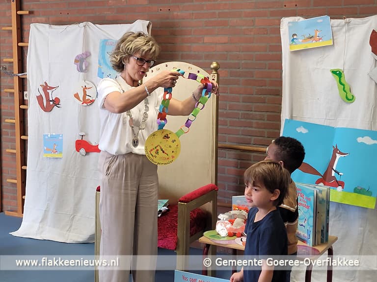 Voorleesburgemeester leest voor in Stellendam