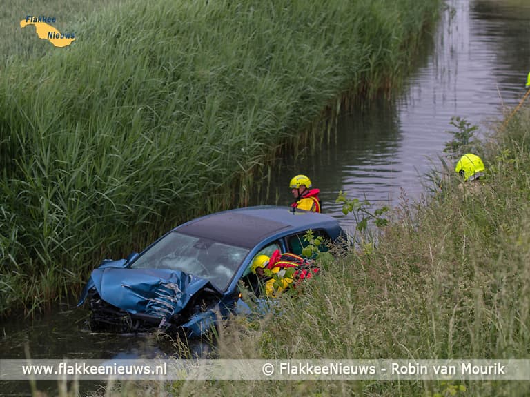 Auto te water, bestuurder naar ziekenhuis