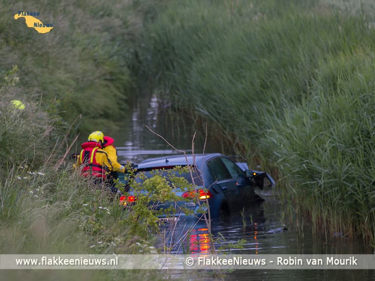 Auto te water, bestuurder naar ziekenhuis