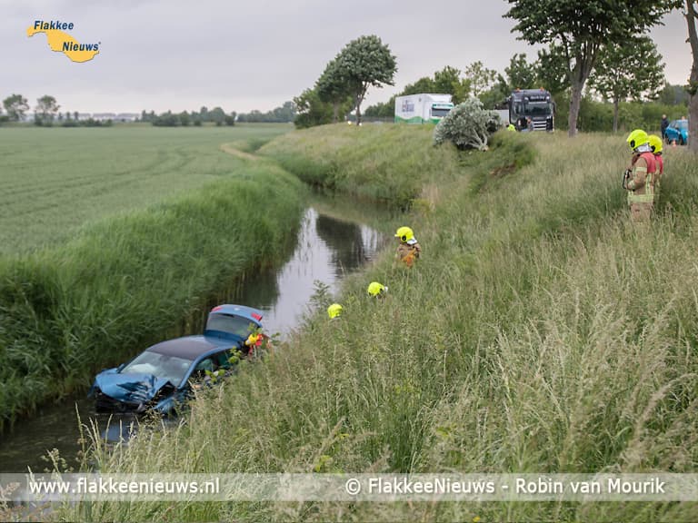 Auto te water, bestuurder naar ziekenhuis