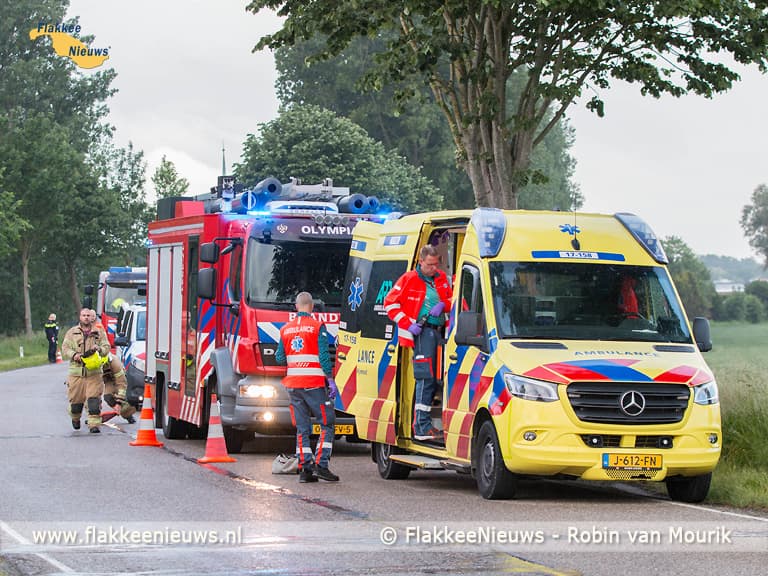 Auto te water, bestuurder naar ziekenhuis