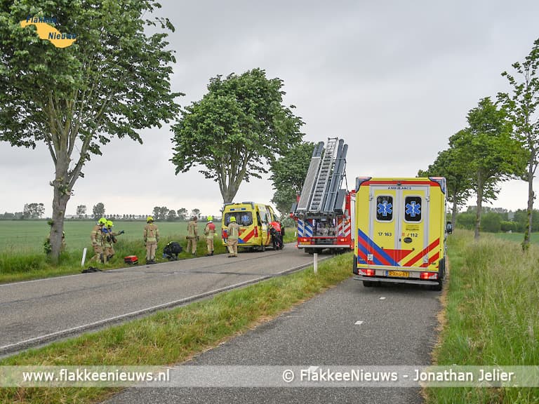 Auto te water, bestuurder naar ziekenhuis