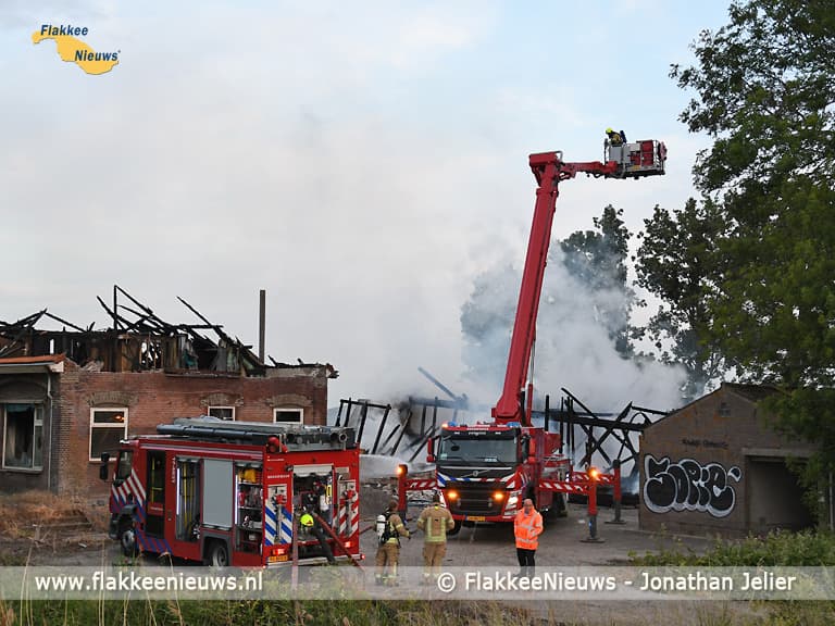 Brandweer rukt uit voor schuurbrand in Oude-Tonge