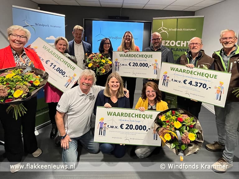 Windfonds Krammer reikt cheques uit