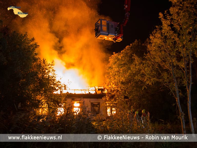 Leegstaande boerderij Den Bommel volledig afgebrand