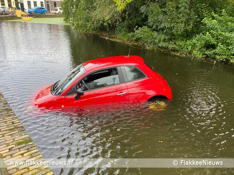 Auto in de kerkgracht van Dirksland