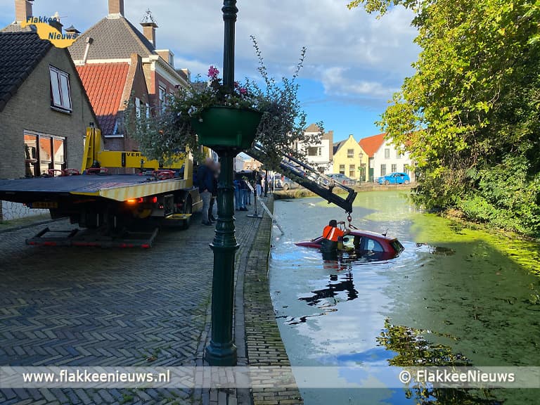 Auto in de kerkgracht van Dirksland
