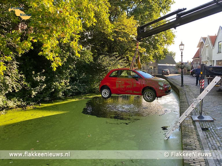 Auto in de kerkgracht van Dirksland