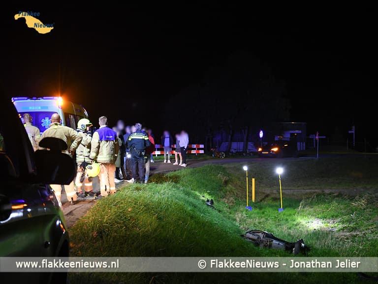 Scooterrijder van de dijk en gewond na botsing
