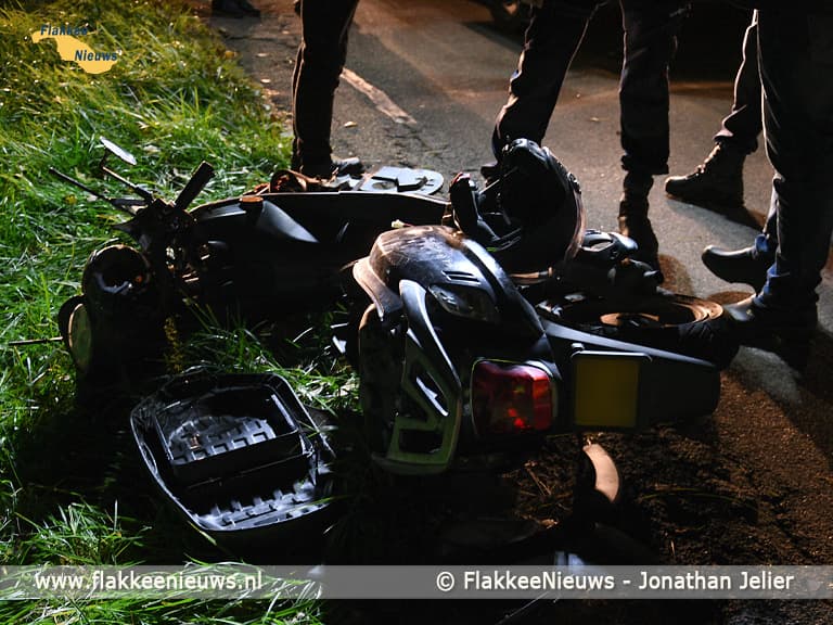 Scooterrijder van de dijk en gewond na botsing