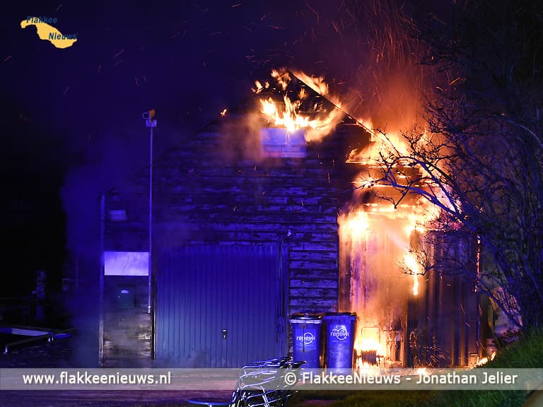 Schuur in brand langs het havenkanaal van Middelharnis